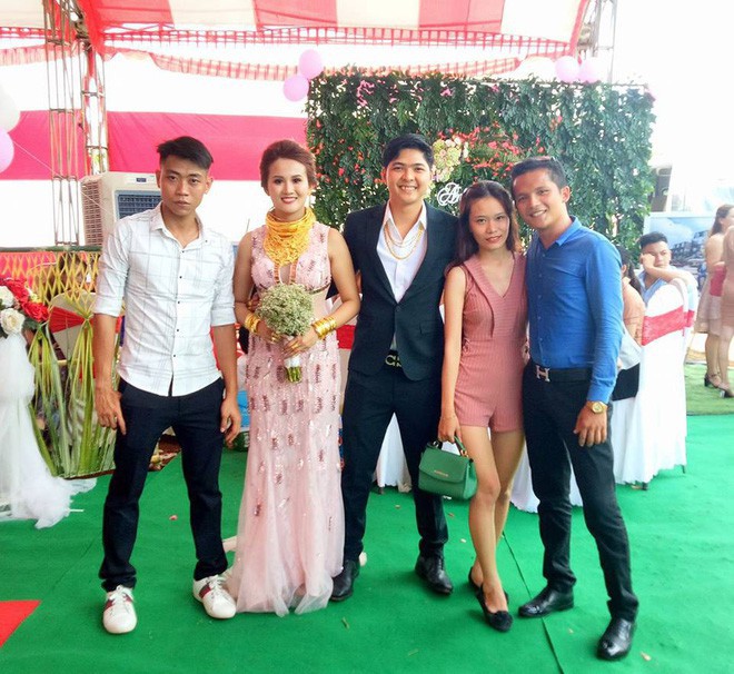 Xuất hiện đám cưới 100 cây vàng đình đám đến mức cô dâu trĩu cổ, chật kín hai tay vì vàng ở Cà Mau khiến MXH xôn xao